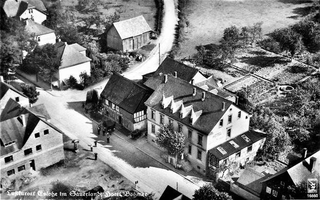 Postkarte Hotel Böhmer 1938: Sie zeigt die Werkstatt neben dem Hotel und gegenüber der Neubau, noch ohne Putz und Dacheindeckung