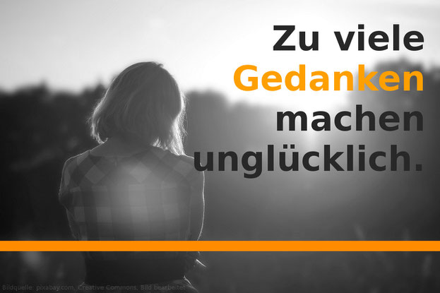 Erfahre hier warum zu viele Gedanken unglücklich machen.