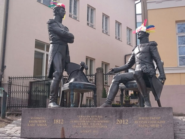 So wie hier in Turku, allerdings mit Studentenmütze und nicht mit Federschmuck...