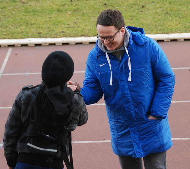 Dürften sich auch am Mittwoch wieder herzlich begrüßen: Germanias Enock Maguru (links) und Kickers-Trainer Henning Baumann