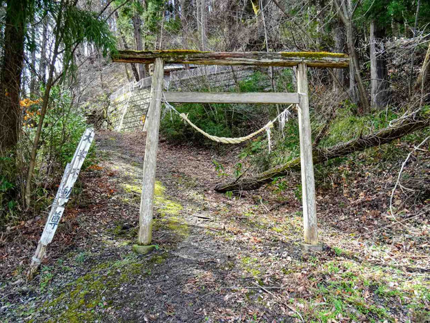 郡山市 大峯不動滝と大峯不動尊（雪枝不動尊）