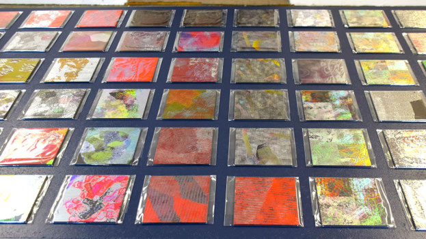 Seit kurzem lässt die Künstlerin Aluminiumplatten bedrucken, die in der Ausstellung ebenfalls käuflich zu erwerben sind.
