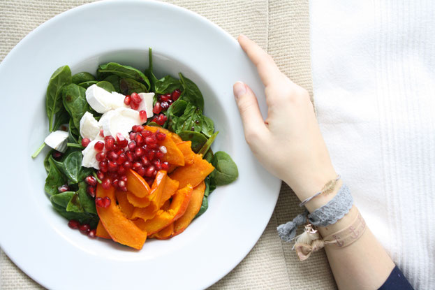 Pumpkinbowl mit Kürbis, Spinat, Ziegenkäse und Granatapfel an einem perfekten Dezembertag mit PURELEI Armbändern.