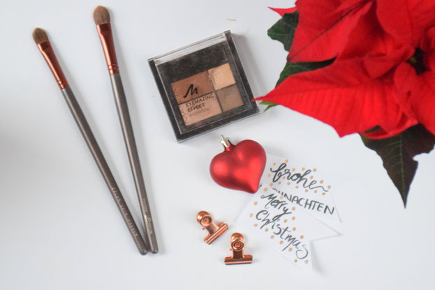 Rote Highlights für weihnachtliche Dekoration und Geschenkverpackungen plus mein liebstes Augenmaße-up für festliche Tage.