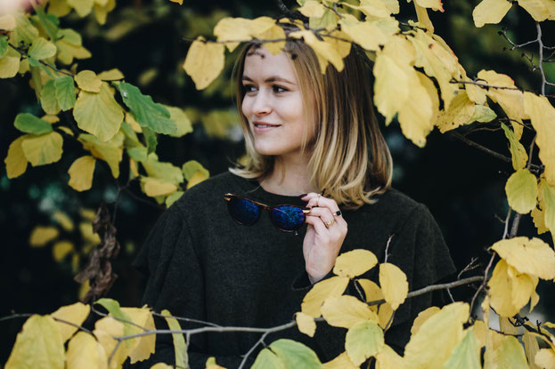 Ein stylisches Winteroutfit in dunkelgrün. Mit grobem Strickpullover, Kleid, perlenbesetzten Schuhe, Michael Kors Handtasche und FALKE Strumpfhosen.