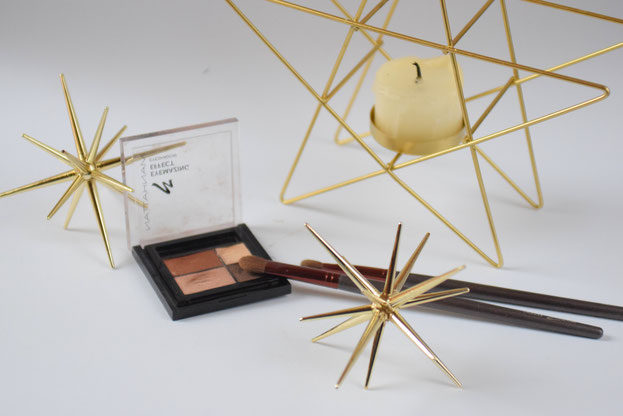 Goldene Highlights für weihnachtliche Dekoration mit Sternen und Kerzen und mein liebstes Augenmake-up.