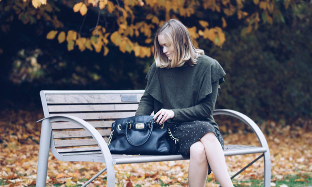 Ein stylisches Winteroutfit in dunkelgrün. Mit grobem Strickpullover, Kleid, perlenbesetzten Schuhe, Michael Kors Handtasche und FALKE Strumpfhosen.
