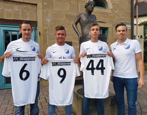 v.l.n.r.: Sascha Wößner, Chris Würtz, Danny Würtz, Vorstand FCH Christian Auderer
