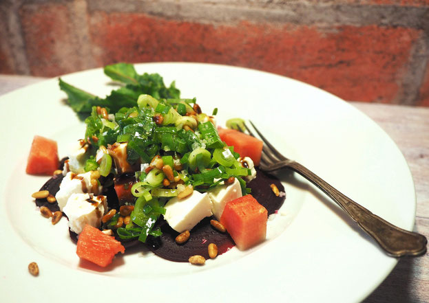 Rote Rüben Carpaccio mit Schafskäse, Wassermelone und Salat aus Frühlingszwiebeln mit Pinienkernen