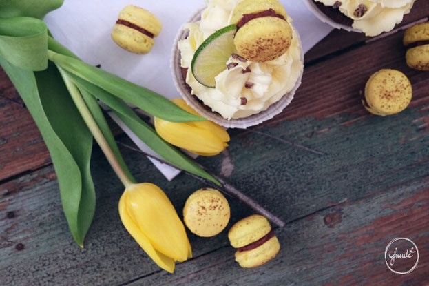 Zartbittere Schokoladen Muffins mit einem cremigen Maracuja Topping | Freude²