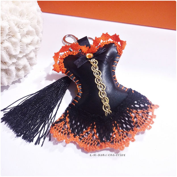 Corset similicuir noir et dentelles oranges esprit Rock