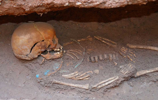 La gente estaba enterrado al lado de las pirámides en las cámaras funerarias que suelen realizarse más de una persona. Esta imagen muestra a un niño que fue sepultado con collares