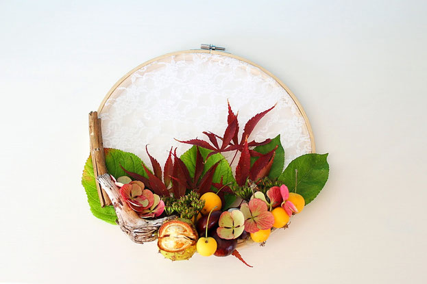 Herbst, Türkranz, herbstlicher Türkranz, Türkranz aus Stickrahmen, Herbstdeko, DIY Türkranz, Stickrahmen, Spitzentürkranz, Herbstfund, Herbstschätze, Kastanien, Zieräpfel, Hibiskusblüten