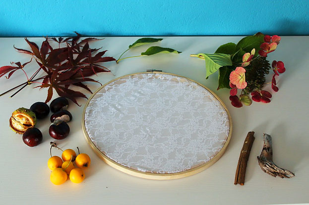 Herbst, Türkranz, herbstlicher Türkranz, Türkranz aus Stickrahmen, Herbstdeko, DIY Türkranz, Stickrahmen, Spitzentürkranz, Herbstfund, Herbstschätze, Kastanien, Zieräpfel, Hibiskusblüten