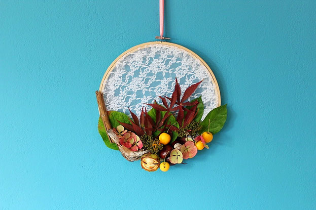 Herbst, Türkranz, herbstlicher Türkranz, Türkranz aus Stickrahmen, Herbstdeko, DIY Türkranz, Stickrahmen, Spitzentürkranz, Herbstfund, Herbstschätze, Kastanien, Zieräpfel, Hibiskusblüten