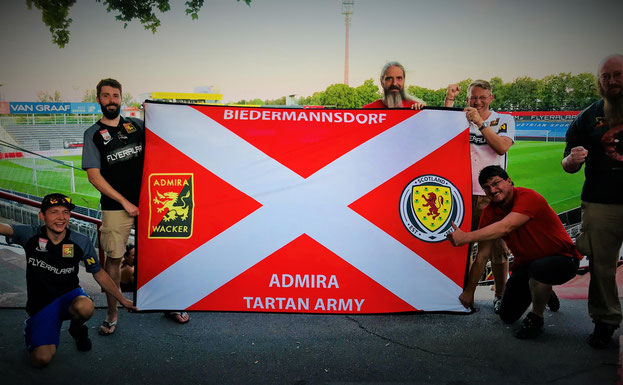 Admira Tartan Army mit ihrem Transparent in der Fankurve im Südstadt Stadion