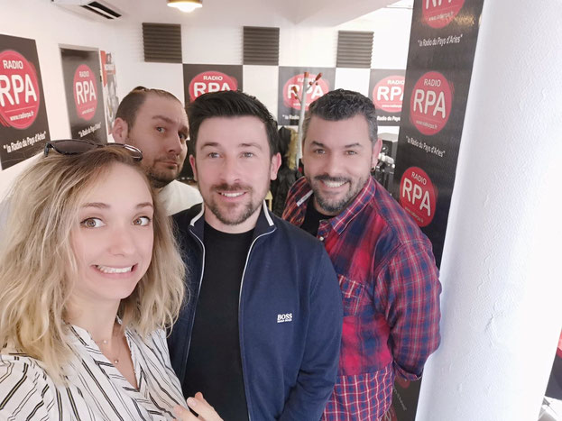 Equipe de l'émission "Jusqu'ici Tout va Bien" sur RPA - Stéfan, Chris, Bubu et Laura