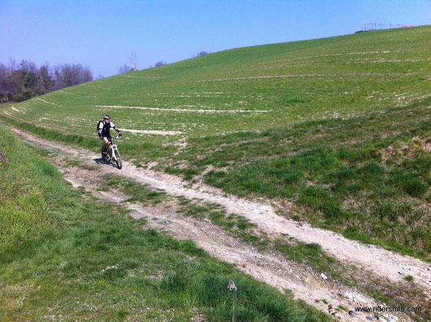 attraversiamo colline tipiche dell'Astigiano