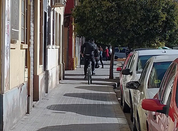 El peligro de las bicicletas es un hecho en la Ciudad de Valencia cuando circulan por las aceras.