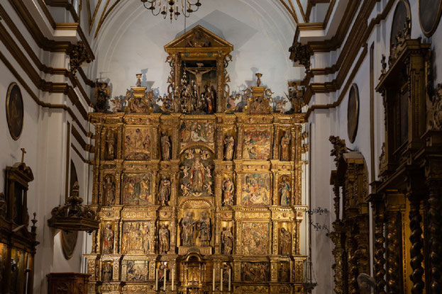 Bild: Goldener Altar in der kleinen Iglesia del Sagrario neben der Kathedrale "Catedral de la Encarnación" in Málaga 