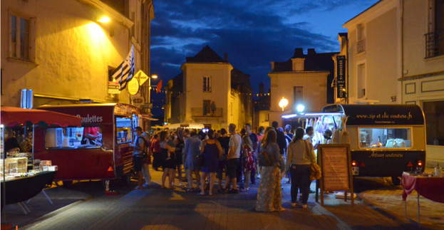  bijoux des Lys occupe un stand au marché nocturne de Doué la Fontaine juillet 2022