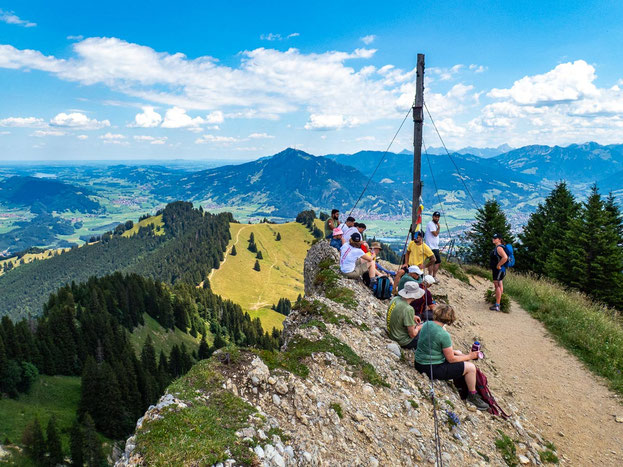 Teilnehmende des Integrationsprojekts Wanderglück auf dem Gipfel des Steinebergs in der Nagelfluhkette im Allgäu.
