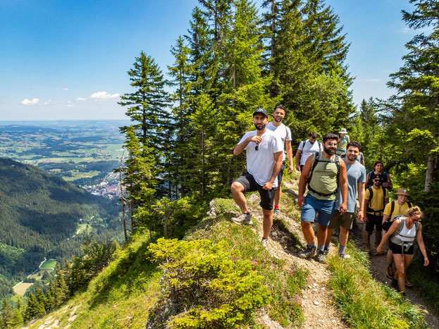 Teilnehmende des Integrationsprojekts Wanderglück wandern gemeinsam durch die Allgäuer Berge und genießen die Natur während einer gemeinsamen Tour.