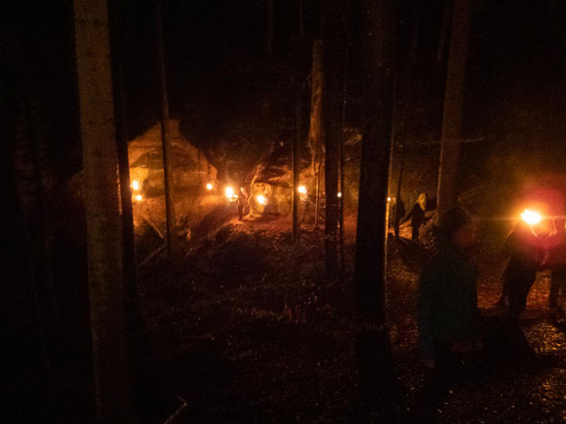 Die Stimmung mit den Fackeln im Wald war einfach nur bezaubernd.