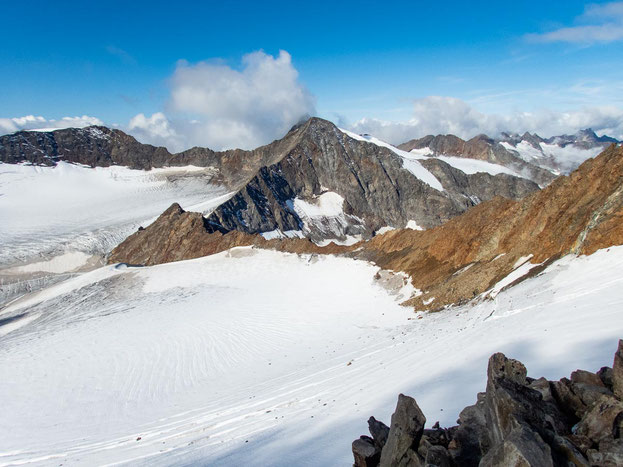 Erkennt ihr die Müllerhütte? Auf dem Fels in der linken Bildseite, mittig des Gletschers.