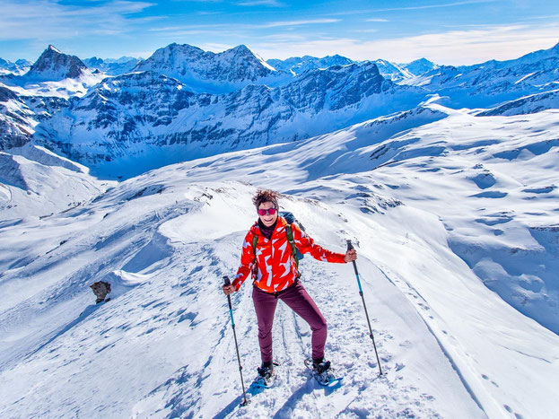 Schneeschuhwanderin in der Schweiz mit beeindruckender Schneebergkulisse – Schneeschuhwanderung in den Alpen