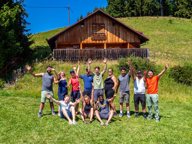 Vor unserer Selbstversorgerhütte oberhalb von Sonthofen – drei Tage lang Mittelpunkt unseres gemeinsamen Bergabenteuers.