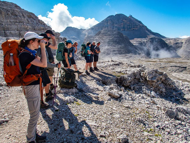 Vorfreude auf den Gipfel des Piz Boè während des Anstiegs
