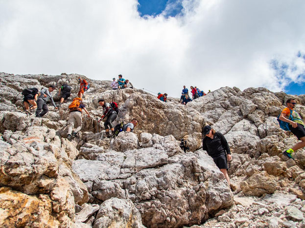 Aufstieg zum Piz Boè mit zahlreichen anderen Bergsteigern