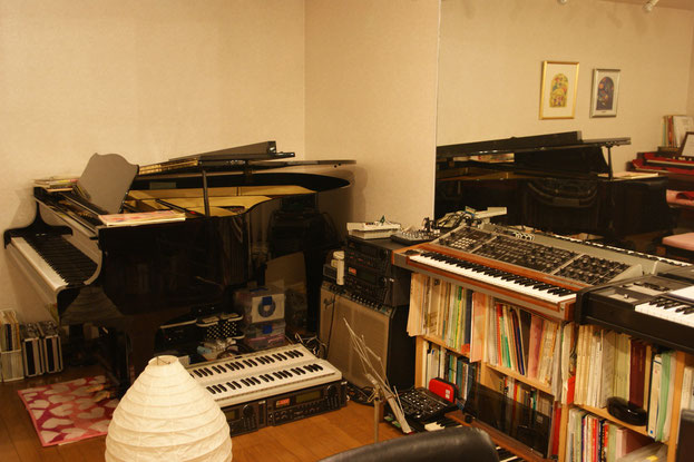 左からヤマハグランドピアノ、４台のE4サンプラー（教会パイプオルガンサウンドは圧巻です）、Memorymoog、クラビネットD6