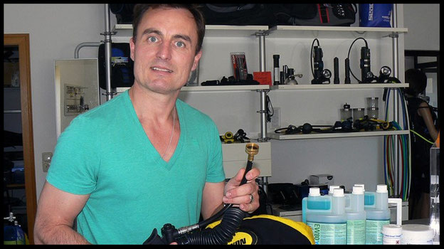 Torsten Sommerlatt ist Inhaber von Faszination Tauchsport in Sauerlach bei München. Praktisch: Mit dem Jacket-Wasch-Schlauch lässt sich das Wasser für die Reinigung vom Hahn direkt und ohne Kleckern ins Jacket füllen. Insbesondere der Inflator kann durch