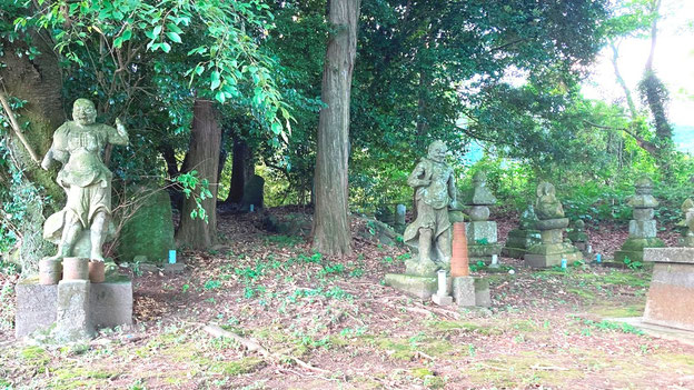 公園の片隅に残されている仁王像や五輪の塔