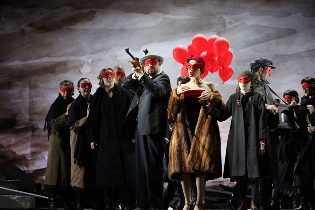 Szenenfoto Theater i.d. Josefstadt 2024, Jakob Elsenweger u. Alma Hasun mit Ensemble (c) Moritz Schell