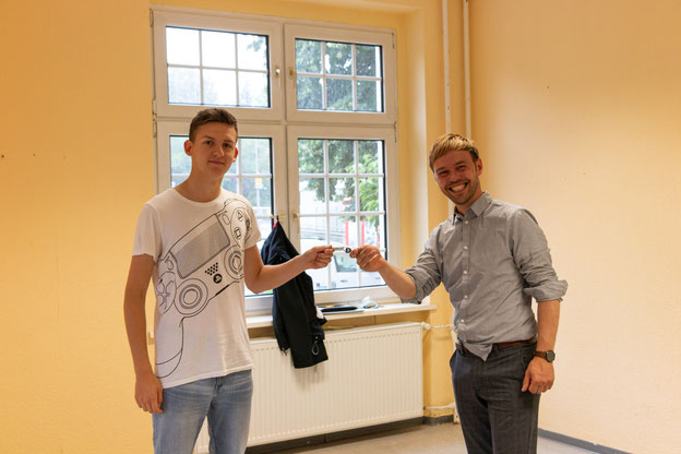 Das Bild zeigt Marius und Robert Bolze (Geschäftsführer der ASB gGmbH für Kinder-, Jugend- und Familienhilfe im Havelland) bei der Schlüsselübergabe.
