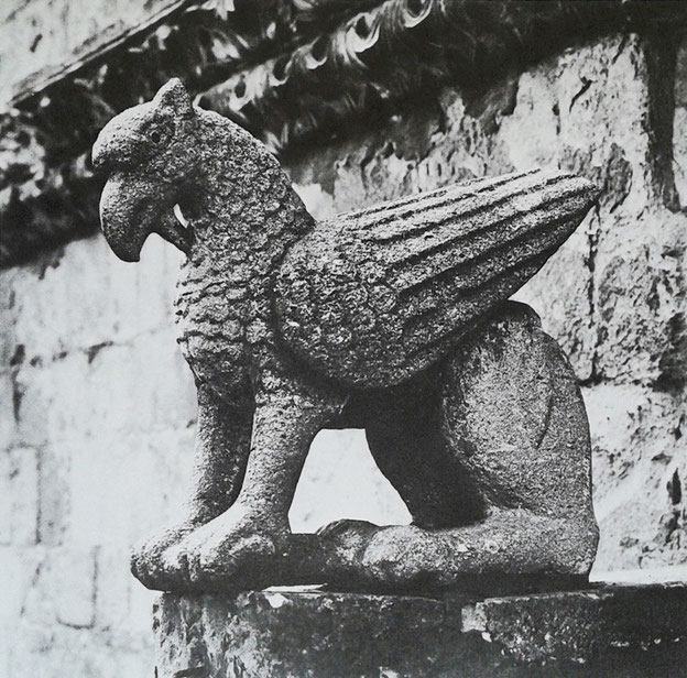 Cattedrale di Larino grifo sulla cuspide del portale