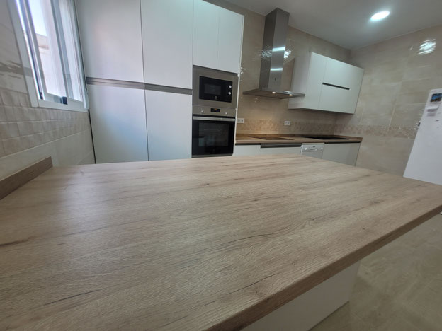 cocina con peninsula, cocina blanca y madera, cocina blanca, cocinas torredelcampo, cocinas jaen, cocinas jamilena, cocinas martos, cocinas fuerte del rey