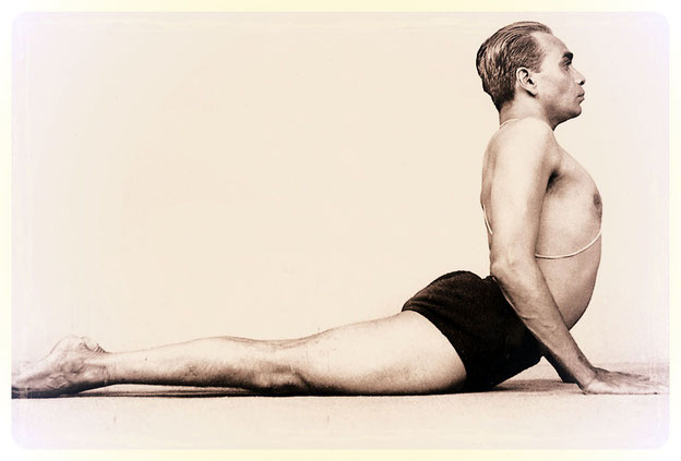 B.K.S Iyengar, l'homme à lorigine de ce style de yoga, démontrant la posture cobra dans un alignement parfait.