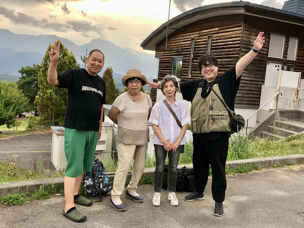 明野で甲斐駒ヶ岳を背景に記念写真
