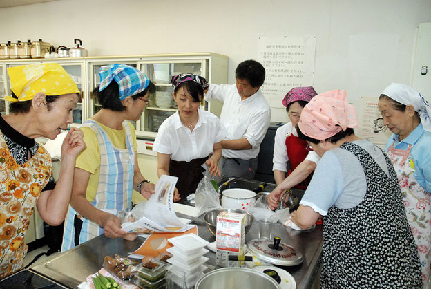 調理の準備　中央が持田さん