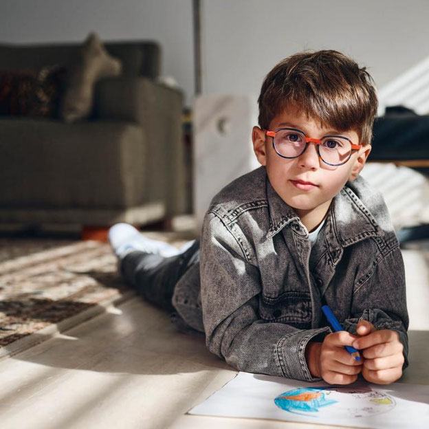 Kurzsichtiges Kind mit Brille