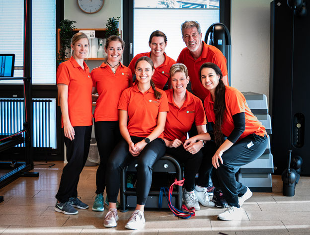 stehend von li: Karin Schwarzentruber,(Physio), Fanni Horvath(Physio), Anita Länzlinger(Physio) und Marco Groenendijk(Physio)  sitzend von links: Fabia Bürge(Physio i.A. im Moment Michael Bernold), Conny Schumacher(Büro/Empfang)und Timea Esztari(Physio)