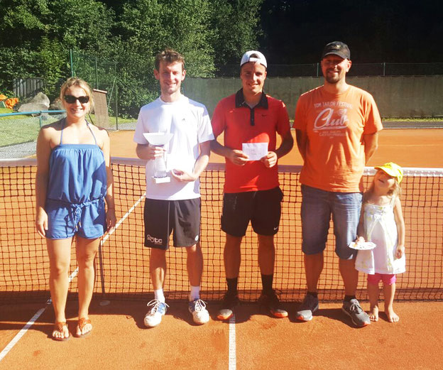 Beate Savids (Turnierleitung, l.), Markus Meister (Vorstand,2. v.r.) mit Tochter Hannah (r.) gratulierten Michael Laumer aus Weiden (2. v.l.) und Elias Breiter aus Hainsacker (3. v. r.) zu ihren Erfolgen. Nicht im Bild: Sieger der Nebenrunde Daniel Dusold