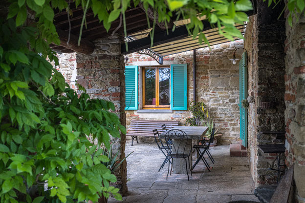Casafredda wisteria Courtyard, Arezzo, Tuscany