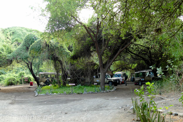 Die Jeeps werden wieder bepackt, die Reise führt uns weiter in Richtung Serengeti