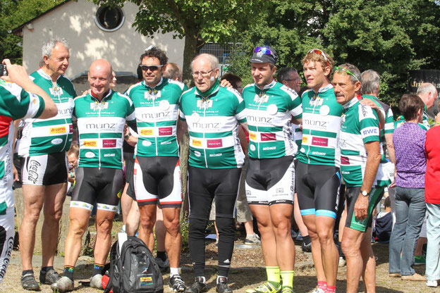 Scheckübergabe am Stopp an Hans Lutz, Reimund Dietzen, Marcel Wüst, Herbert Watterott, Florian Monreal, Kim Lachmann, Alois Stöcklin