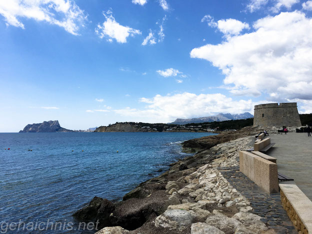 Rechts die Burg von Moraira